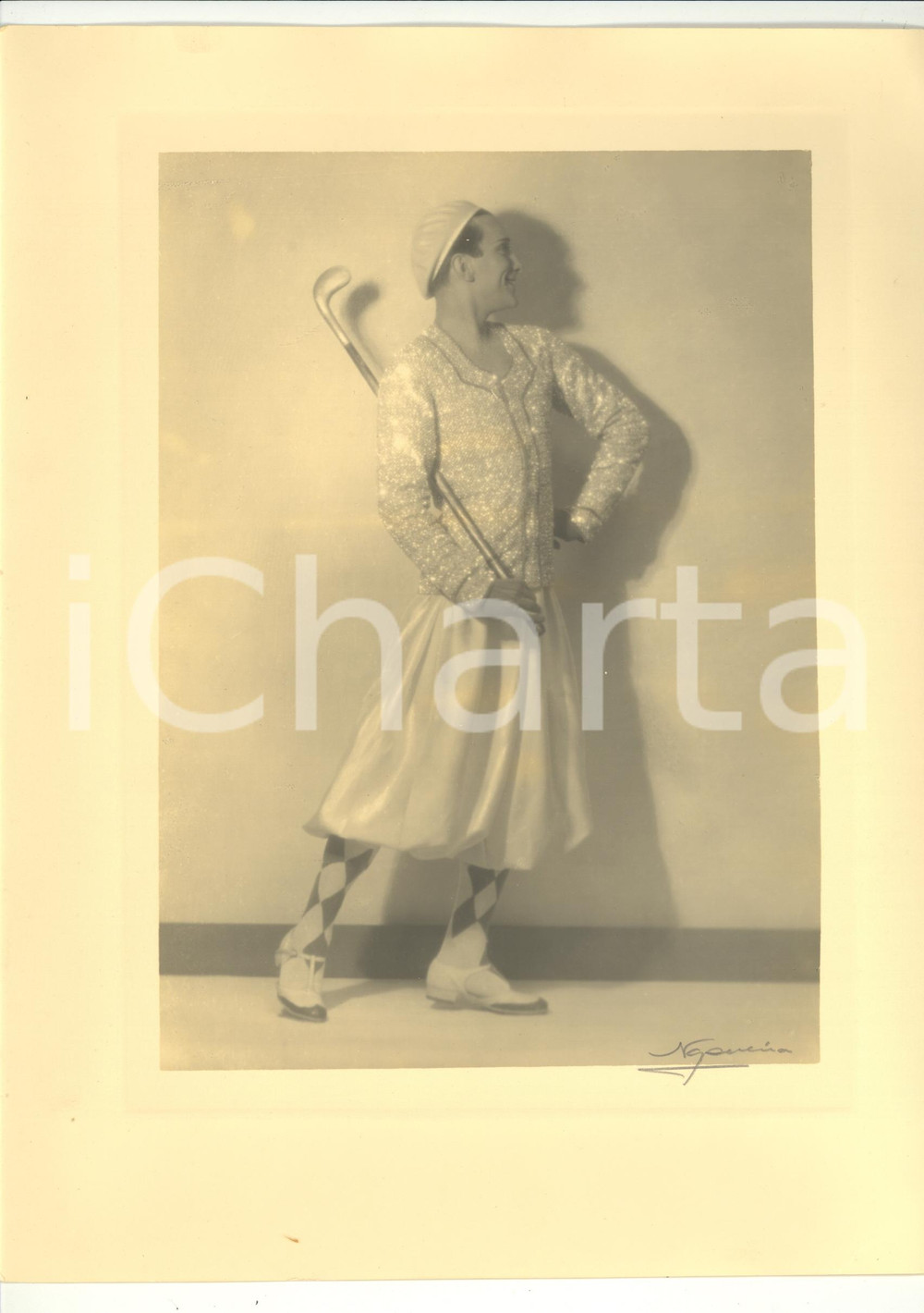 Fotografia d epoca originale 1940 ca LISBOA PORTUGAL CABARET Attore travestito con mazza da golf FOTO 22x29 1