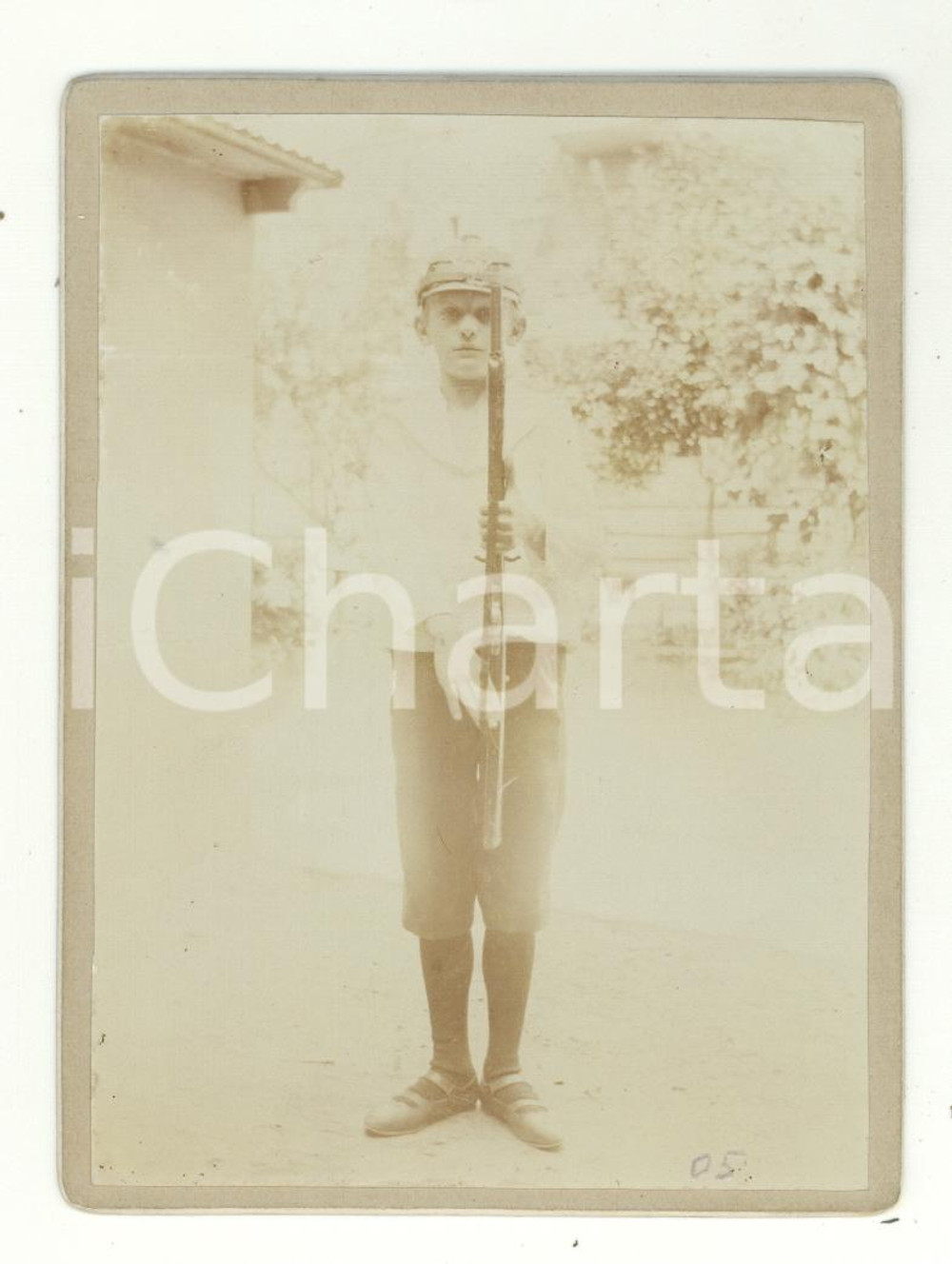 Fotografia d epoca originale 1920 ca PORTUGAL Ritratto di bambino in posa con un fucile  Foto 9x12 cm 1