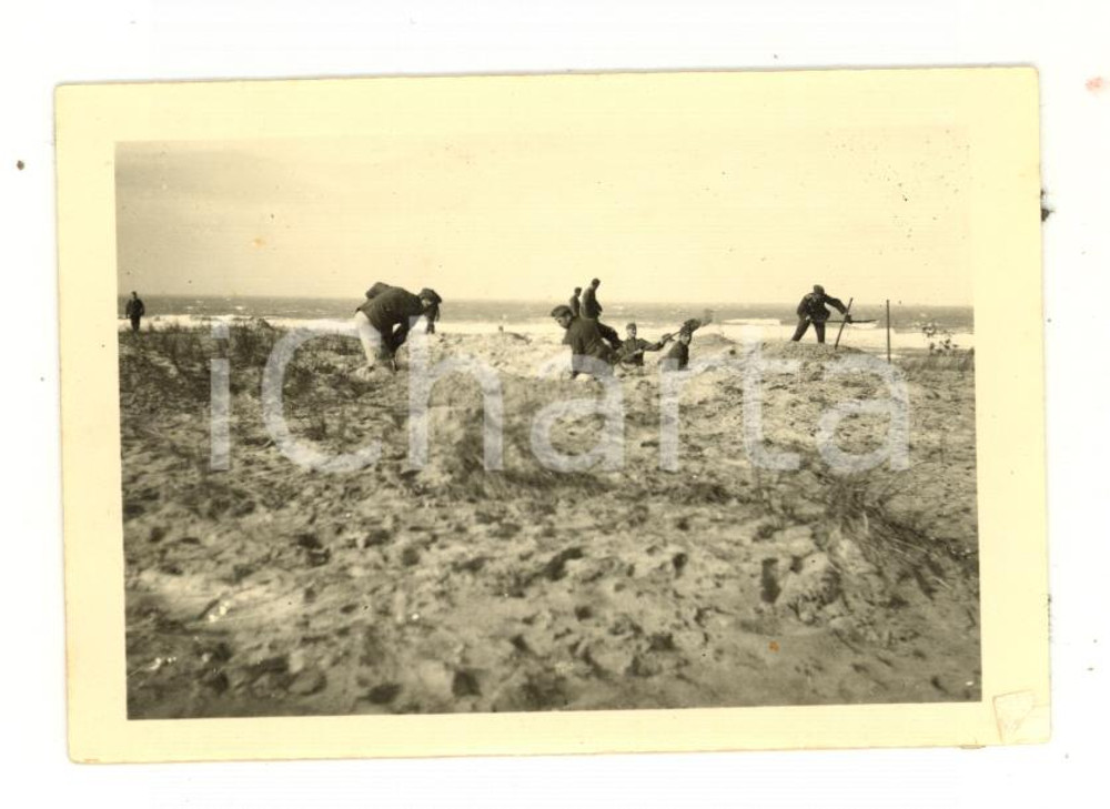 Fotografia d epoca originale 1940 ca WW2 FRONTE ORIENTALE Militari scavano una fossa  Fotografia 9x6 cm 1