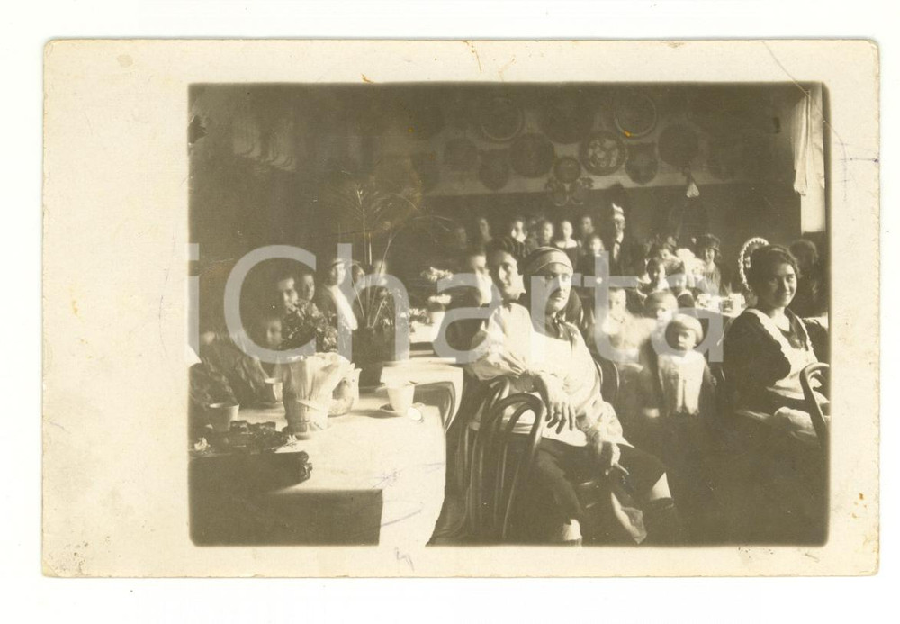 Fotografia d epoca originale 1930 ca PORTUGAL Pranzo di famiglia in un giorno di festa  Foto cartolina 1