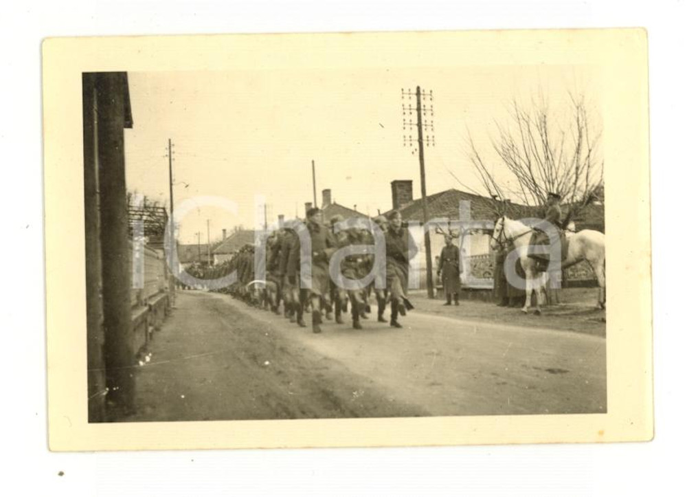 Fotografia d epoca originale 1940 ca WW2 GERMANIA Colonna di militari in marcia  Fotografia 6x9 cm 1
