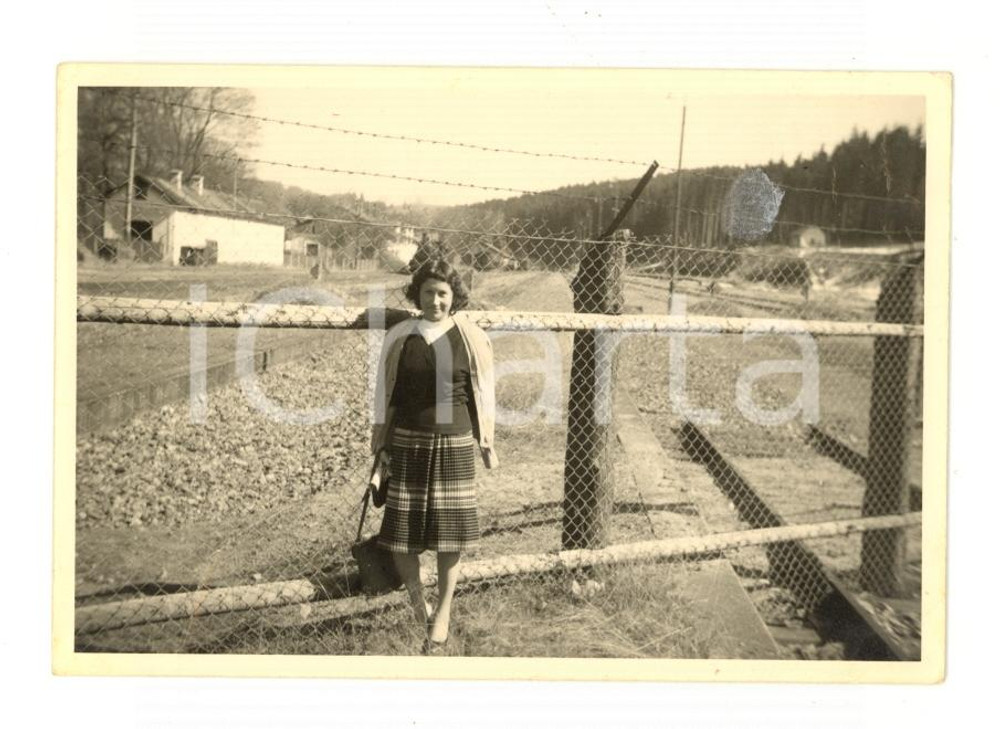 Fotografia d epoca originale 1959 REPUBBLICA CECA Donna presso un area militare  Fotografia VINTAGE 10x7 cm 1