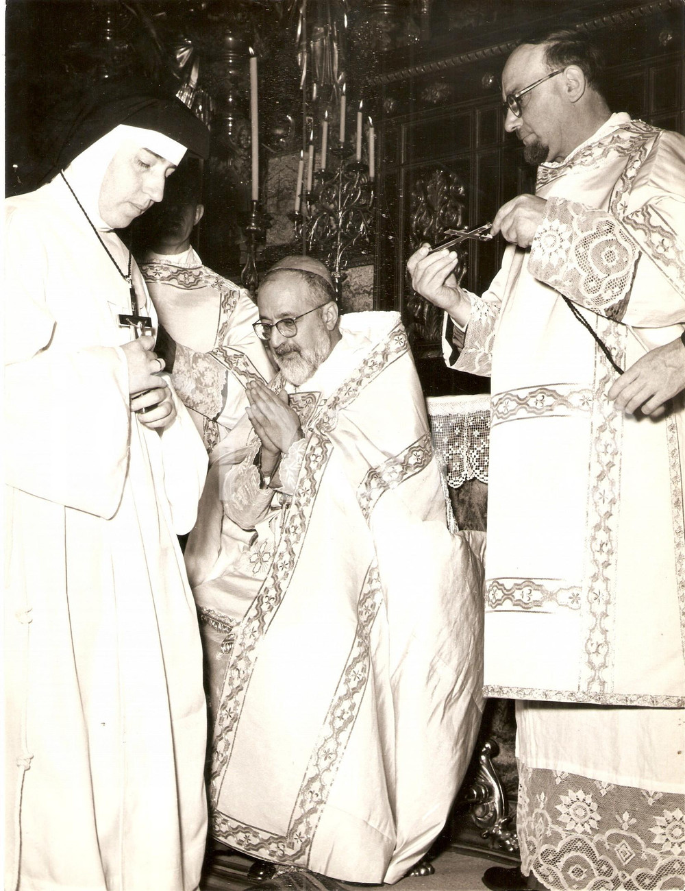 Fotografia d epoca originale 1955 ca ROMA Chiesa del GesÃ¹  Krikor Bedros XV AGHAGIANIAN in preghiera Foto 1