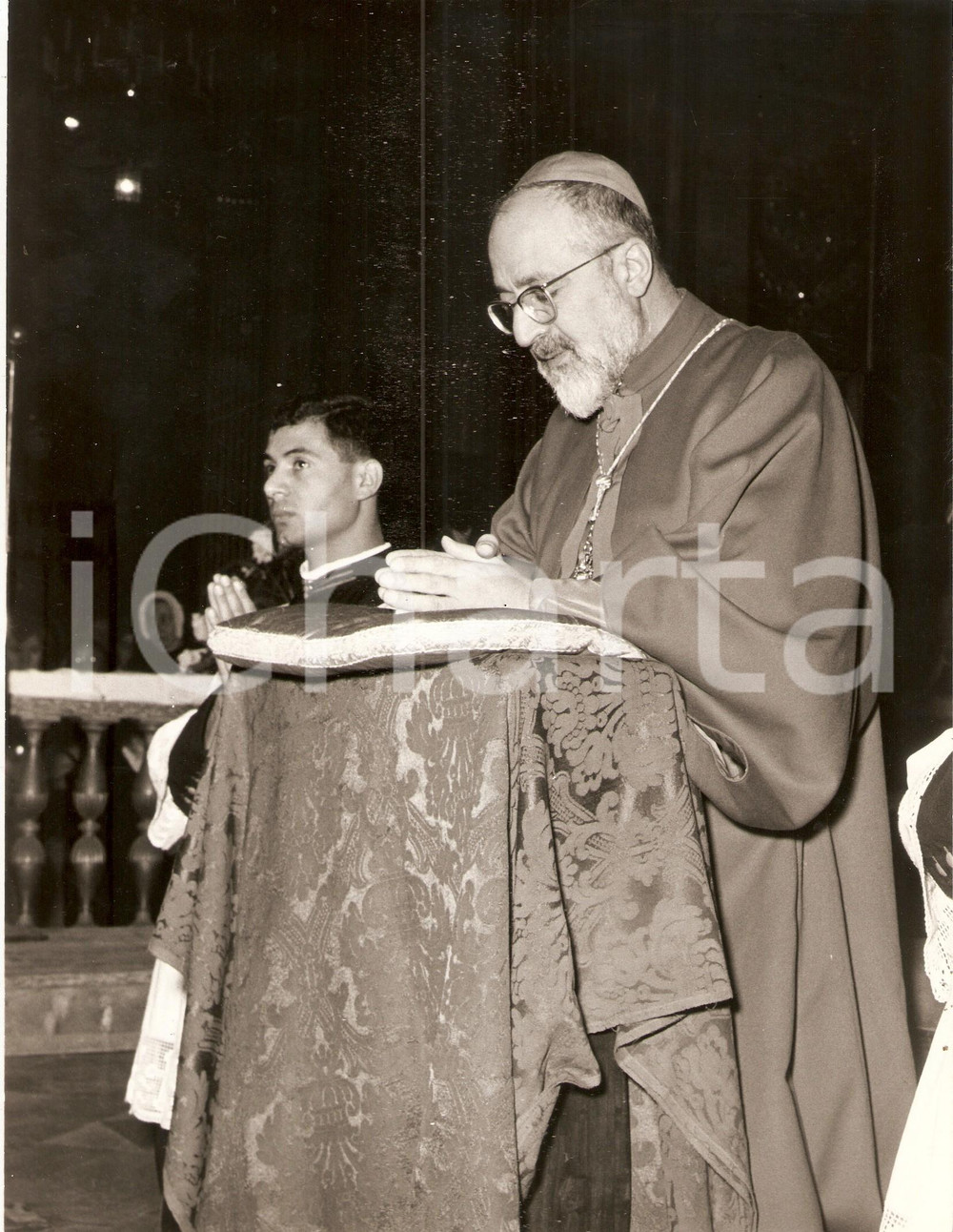 Fotografia d epoca originale 1955 ca ROMA Chiesa del GesÃ¹  Krikor Bedros XV AGHAGIANIAN su inginocchiatoio 1
