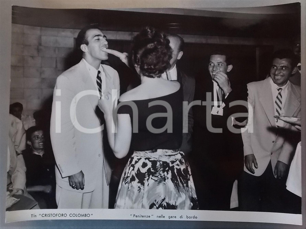 Fotografia d epoca originale 1950 ca T/N CRISTOFORO COLOMBO Penitenze nelle gare di bordo  Foto 40x30 cm 1
