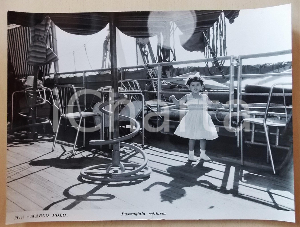 Fotografia d epoca originale 1950 ca ITALIA  M/N MARCO POLO Bambina a passeggio sul ponte  Foto 40x30 cm 1