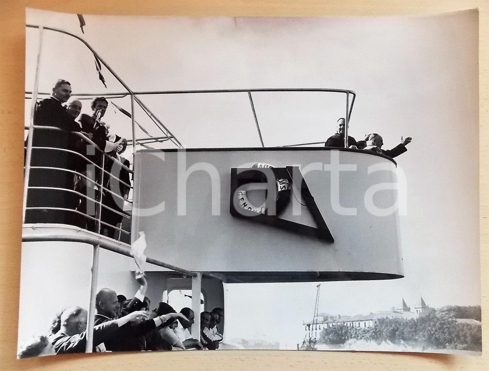 Fotografia d epoca originale 1955 RIO DE JANEIRO  M/N AUGUSTUS Saluto di Benedetto ALOISI MASELLA  40x30 1