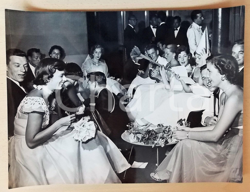 Fotografia d epoca originale 1950 ca ITALIA NAVIGAZIONE Festa floreale in prima classe  Fotografia 40x30 1