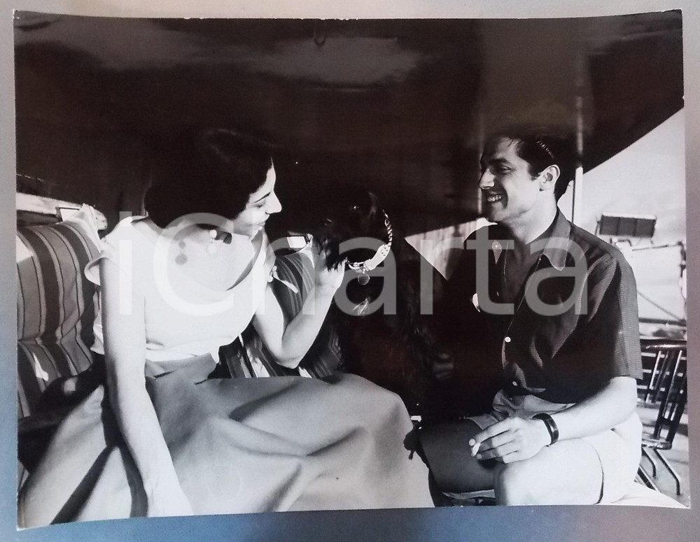 Fotografia d epoca originale 1950 ca ITALIA  M/N AUGUSTUS Giovane coppia gioca con un cane Fotografia 40x30 1