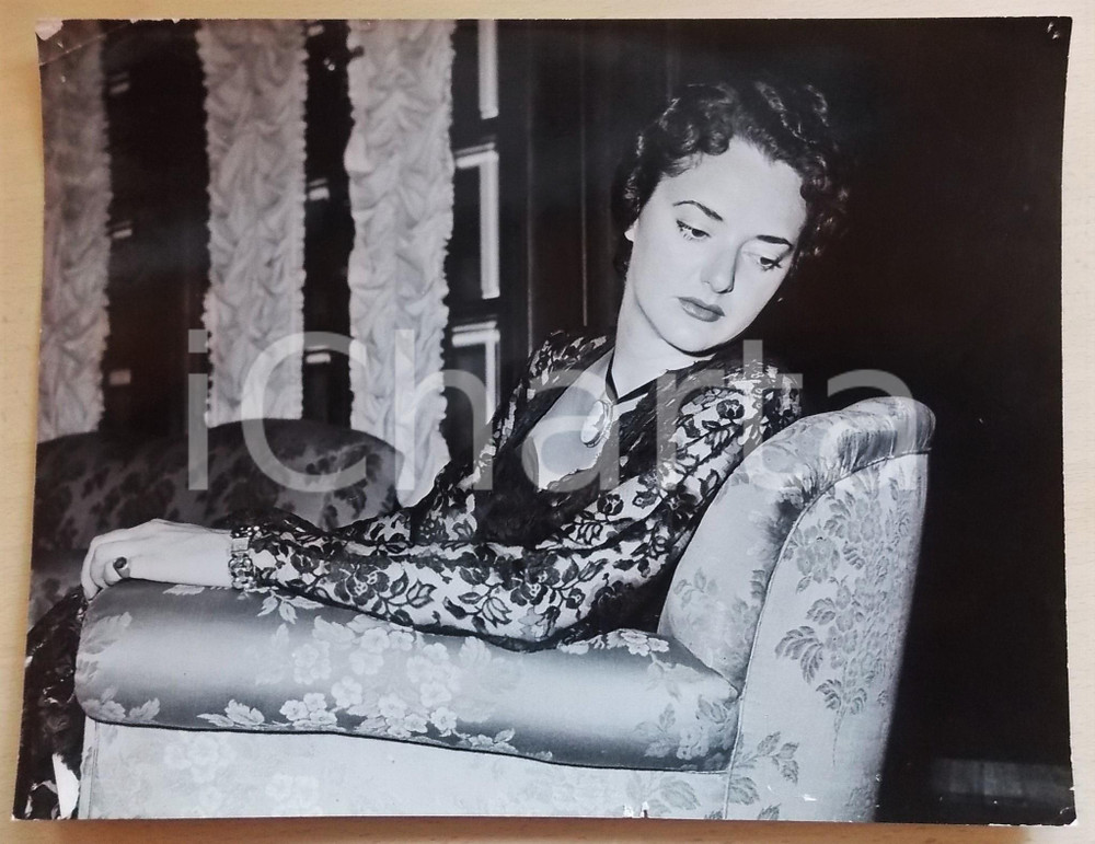 Fotografia d epoca originale 1950 ca ITALIA  M/N VULCANIA Geraldine BROOKS posa sul divano Foto 35x28 cm 1
