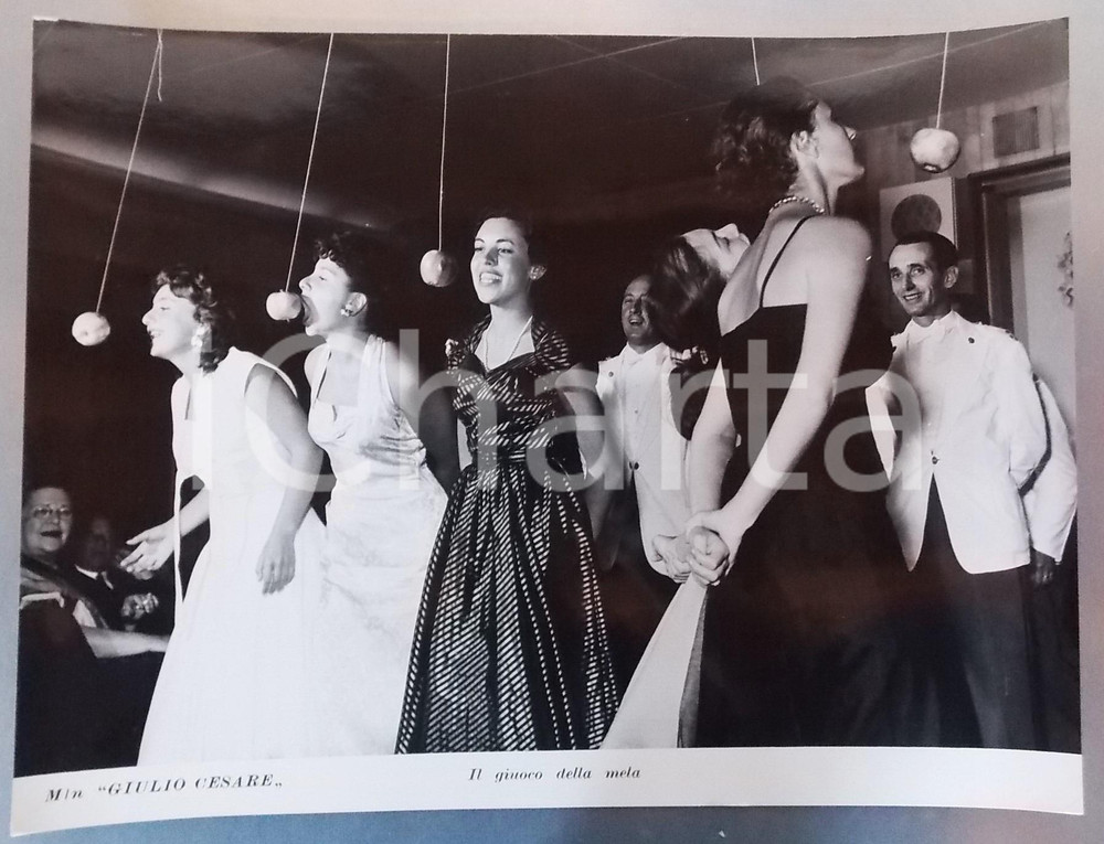 Fotografia d epoca originale 1950 ca ITALIA  M/N GIULIO CESARE Il gioco della mela Fotografia 40x30 cm 1