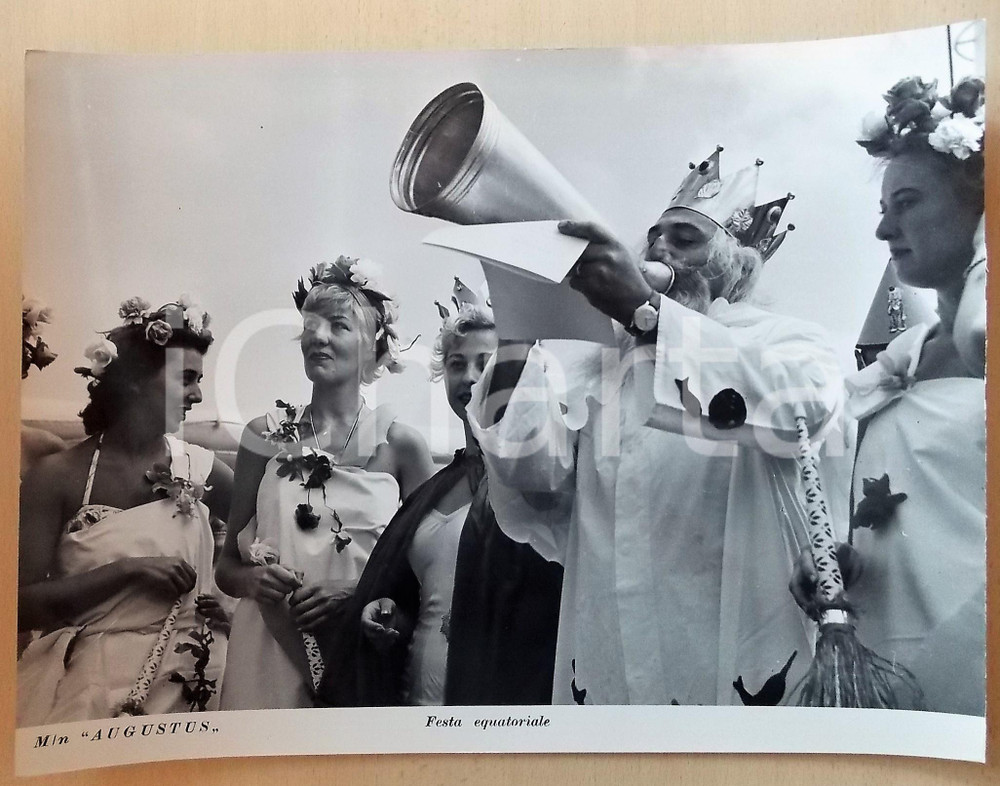 Fotografia d epoca originale 1950 ca M/N AUGUSTUS Tradizionali costumi della festa equatoriale Foto 40x30 1