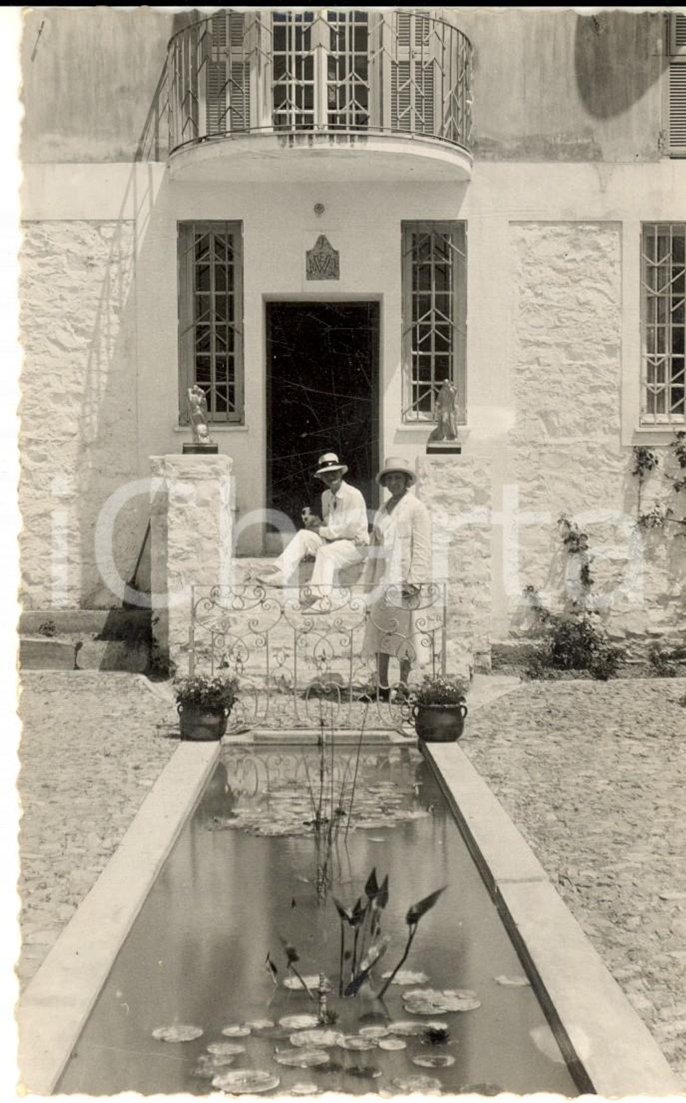 Fotografia d epoca originale 1950 ca FRANCIA ? Ritratto di due americane nella loro villa Foto VINTAGE 1