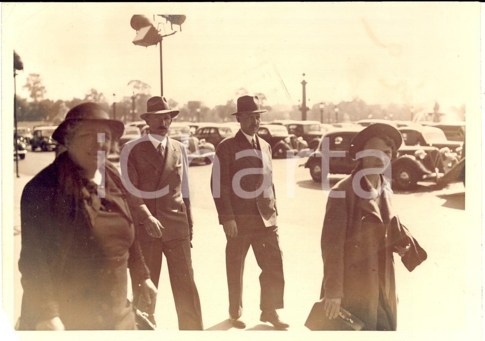 Fotografia d epoca originale 1938 PARIS Re Boris III di Bulgaria rientra in hotel dopo una passeggiata  Foto 1