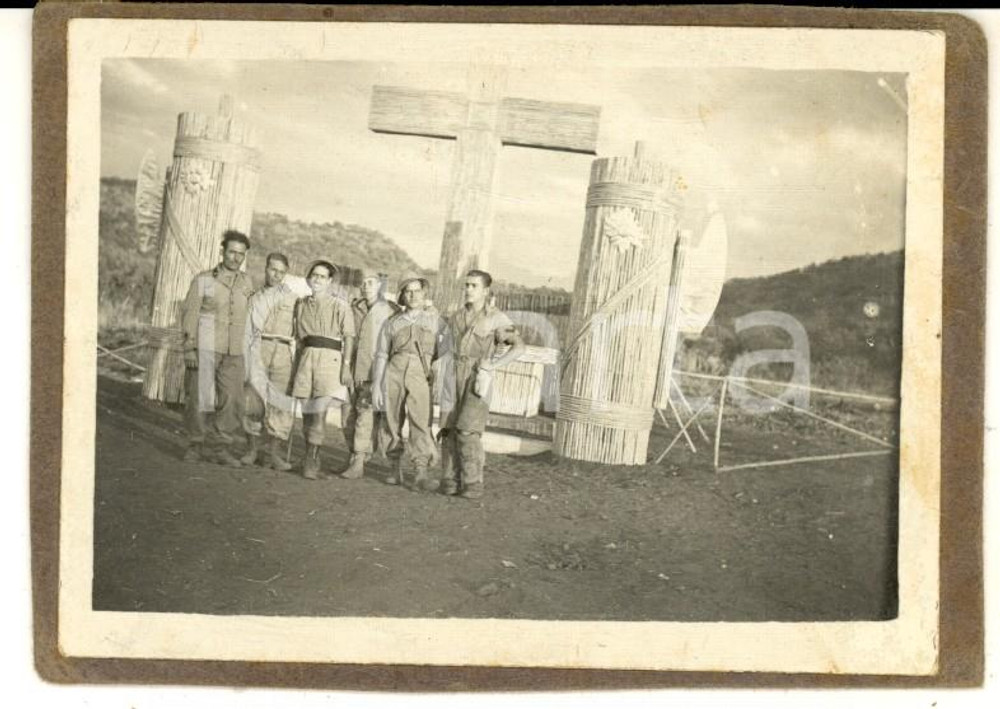 Fotografia d epoca originale 1940 A.O.I. ETIOPIA ? Italiani con altare a forma di fascio littorio Foto 10x7 1