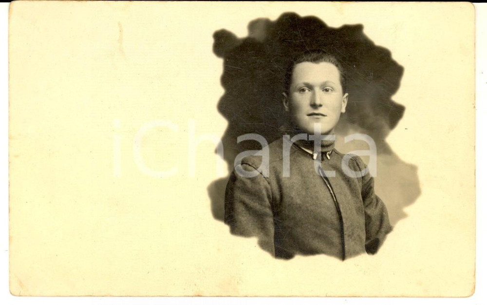 Fotografia d epoca originale 1915 ca WW1 K.U.K. ARMEE Ritratto di ufficiale con collo in lana Foto cartolina 1