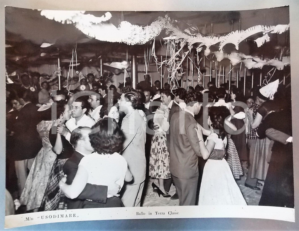 Fotografia d epoca originale 1950 ca ITALIA  M/N USODIMARE Festa di ballo in terza classe Foto 40x30 cm 1