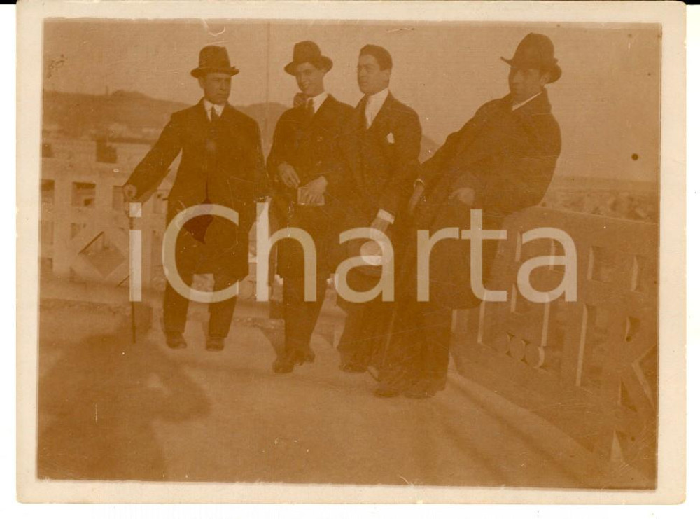 Fotografia d epoca originale 1920 PORTO MAURIZIO Spiaggia d Oro  Ritratto di quattro amici Foto VINTAGE 1