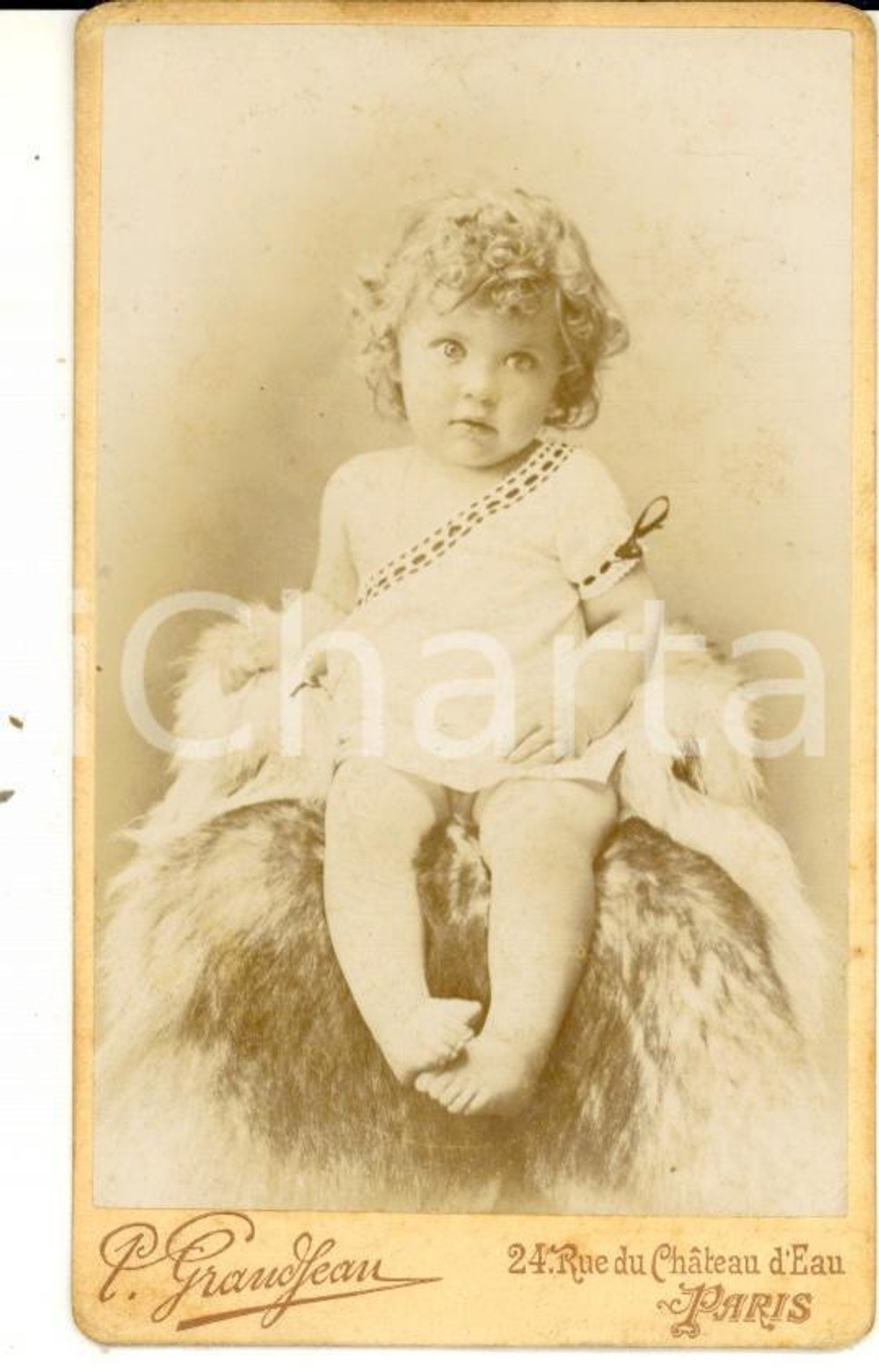 Fotografia d epoca originale 1880 ca PARIS F Ritratto di bambina in abito bianco Foto GRANDJEAN CDV 1