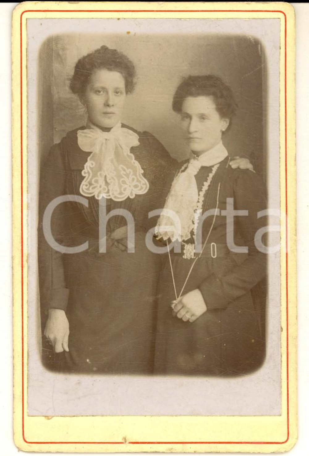 1890 ca ITALIA Ritratto di due sorelle in abito scuro con colletto *Foto 8x12
