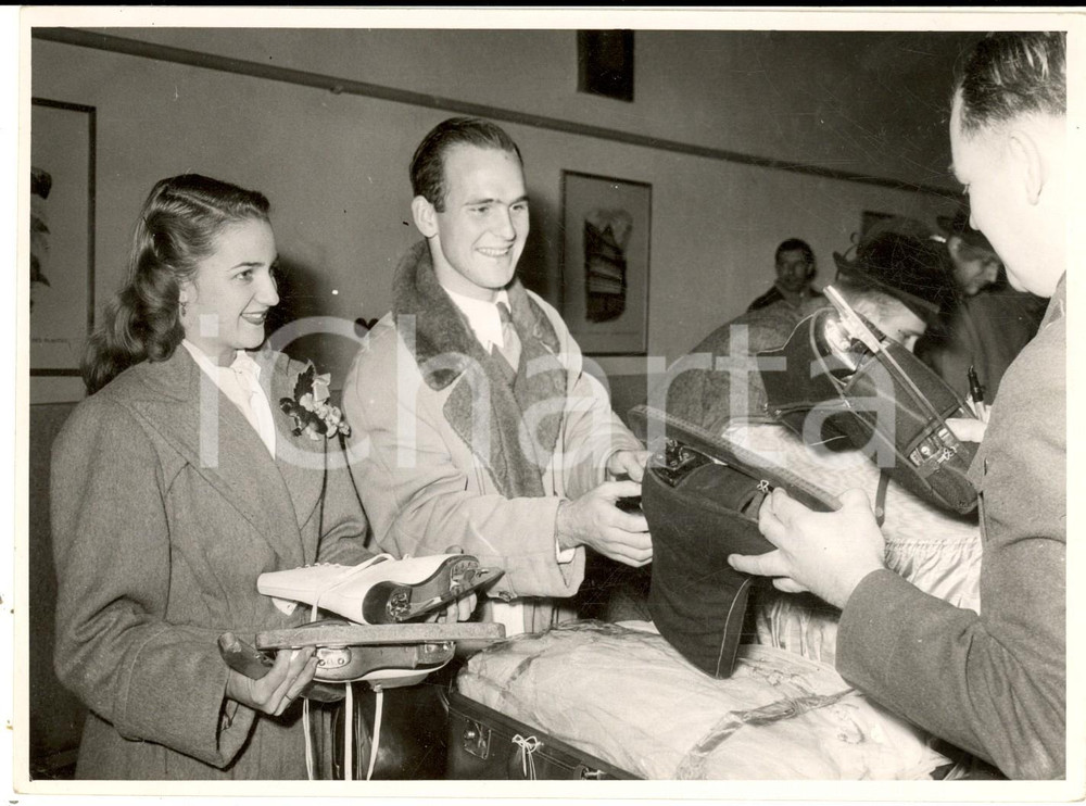 Fotografia d epoca originale 1952 FRANCOFORTE SUL MENO Aeroporto  I pattinatori Dick BUTTON Susan MORROW 1