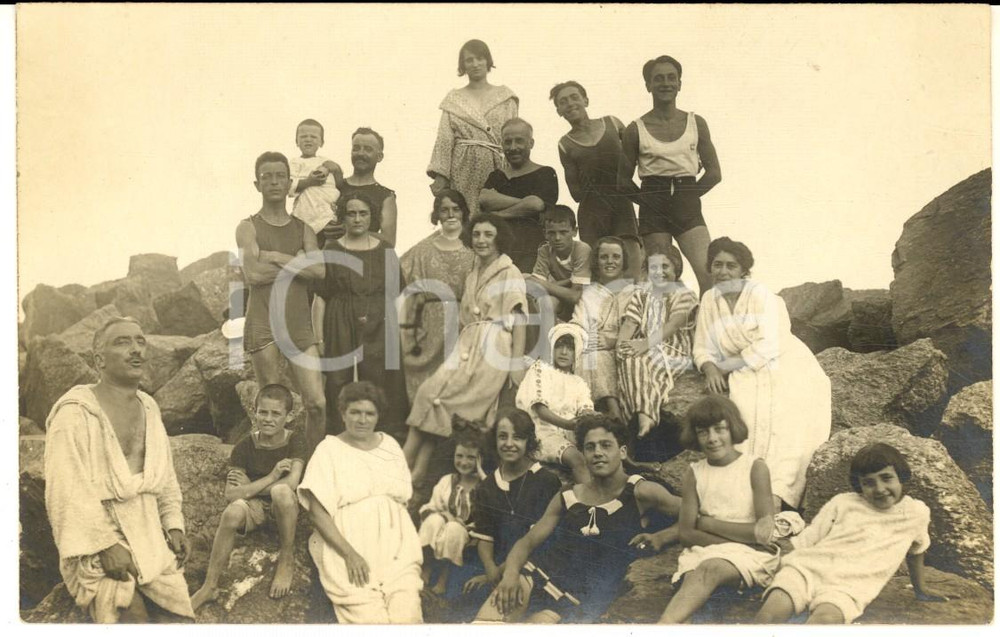 Fotografia d epoca originale 1920 ca LIGURIA Gruppo di villeggianti su uno scoglio  Foto cartolina VINTAGE 1