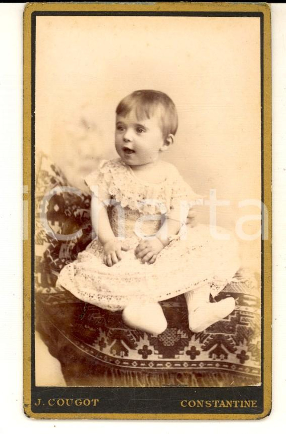 Fotografia d epoca originale 1880 ca CONSTANTINE ALGERIE Portrait d enfant en blanc Photo J. COUGOT CDV 1