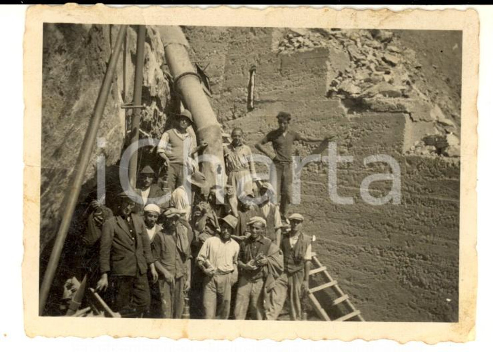 Fotografia d epoca originale 1940 ca NORD ITALIA Operai davanti a galleria di scavo MINIERA? Foto 9x6 1