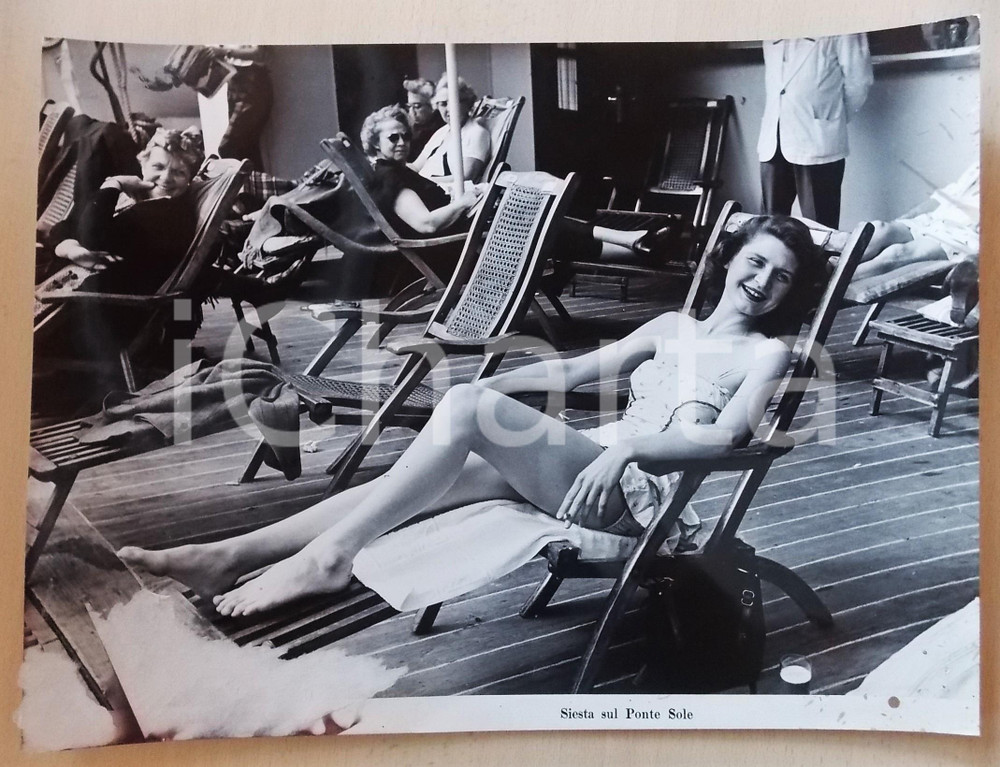 Fotografia d epoca originale 1950 ca ITALIA NAVIGAZIONE Crociere  Siesta sul ponte Sole Foto DANNEGGIATA 1