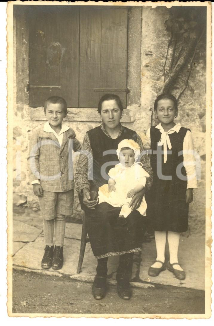 Fotografia d epoca originale 1932 NORD ITALIA Ritratto di madre con i tre figli  Foto cartolina VINTAGE 1