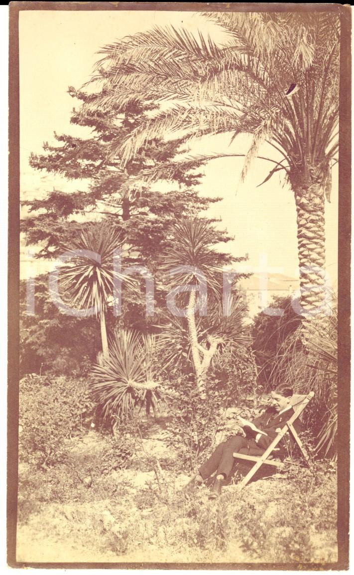 Fotografia d epoca originale 1918 PORTO MAURIZIO Carlo BRIZZI  Ritratto in lettura tra le palme Foto 9x14 1