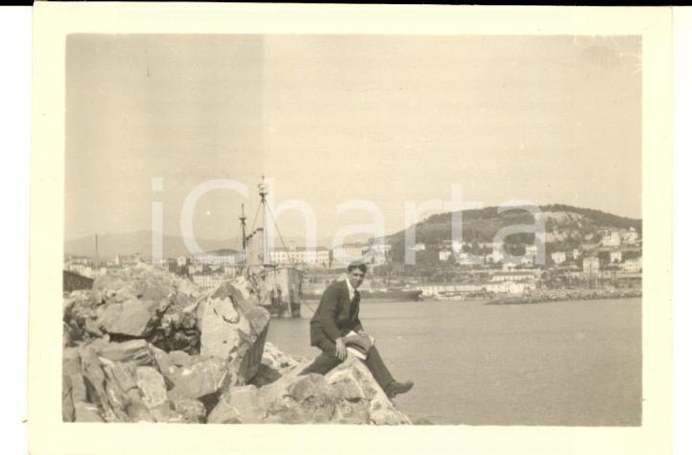 Fotografia d epoca originale Maggio 1921 PORTO MAURIZIO Ritratto di giovane sugli scogli Foto VINTAGE 8x6 1