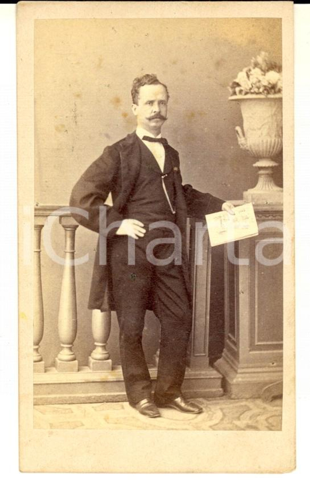 Fotografia d epoca originale 1870 ca FIRENZE Ritratto di un uomo con quaderno di disegni Foto SOLAZZI CDV 1