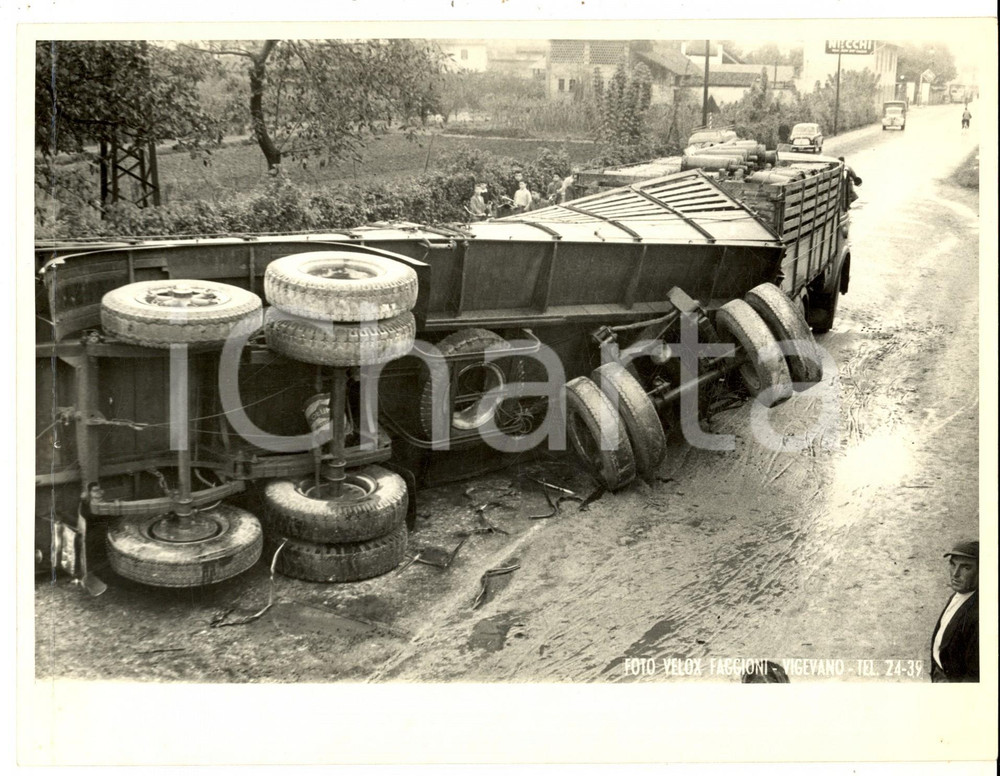 Fotografia d epoca originale 1950 ca VIGEVANO Camion BUTANGAS ribaltato dopo un incidente  Foto 24x18 cm 1