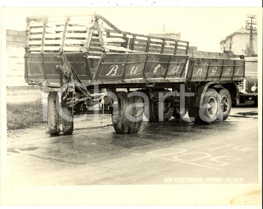 Fotografia d epoca originale 1950 ca VIGEVANO Camion BUTANGAS distrutto da un incidente  Foto 24x18 cm 1