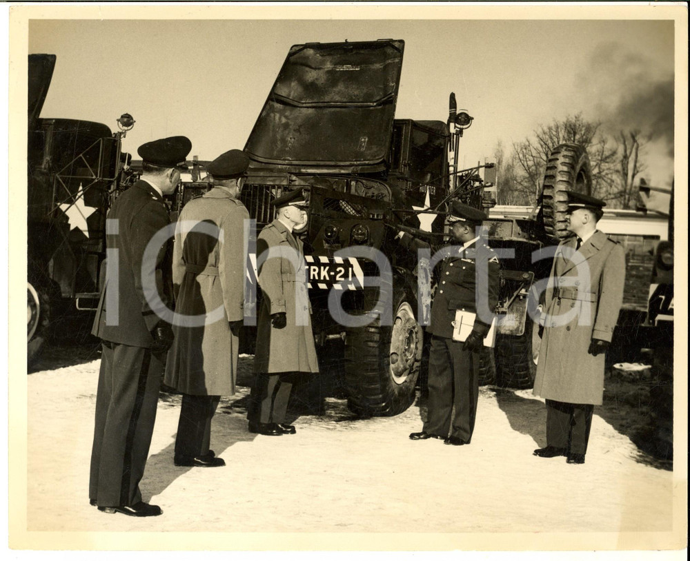 Fotografia d epoca originale 1950 ca WEST BERLIN US ARMY Officers with an armored car  Photo 24x18 1