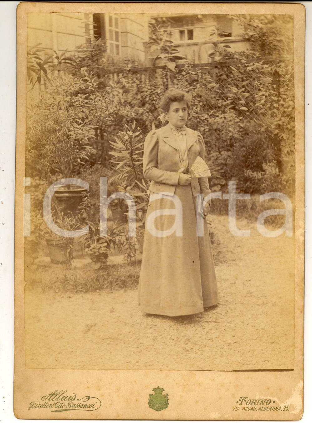 Fotografia d epoca originale 1910 ca TORINO Ritratto di donna in giardino con ventaglio  Foto ALLAIS 18x25 1
