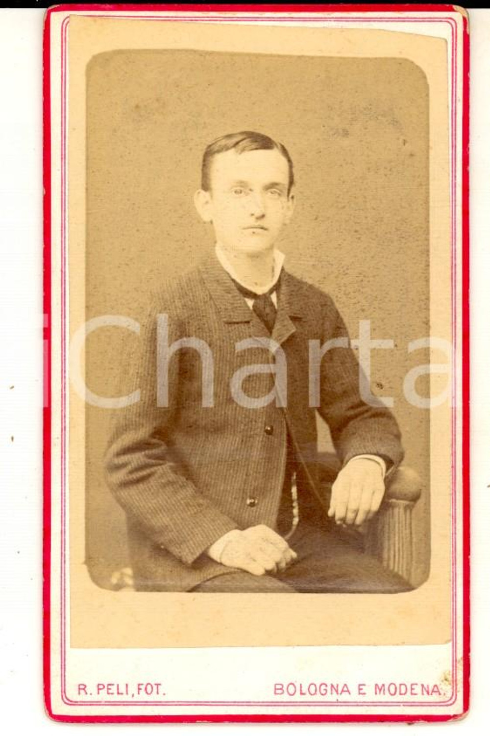 Fotografia d epoca originale 1880 ca BOLOGNA/ MODENA Ritratto di giovane con gli occhiali  Foto R. PELI CDV 1
