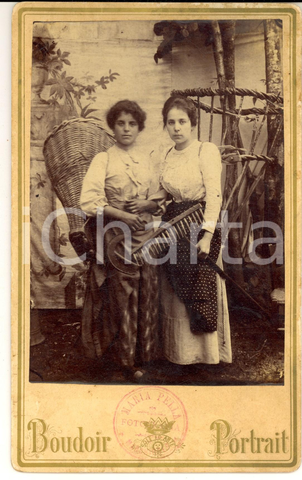 Fotografia d epoca originale 1910 ca MARCHIROLO Ritratto di contadine con gerle e rastrello Foto Maria PELLA 1
