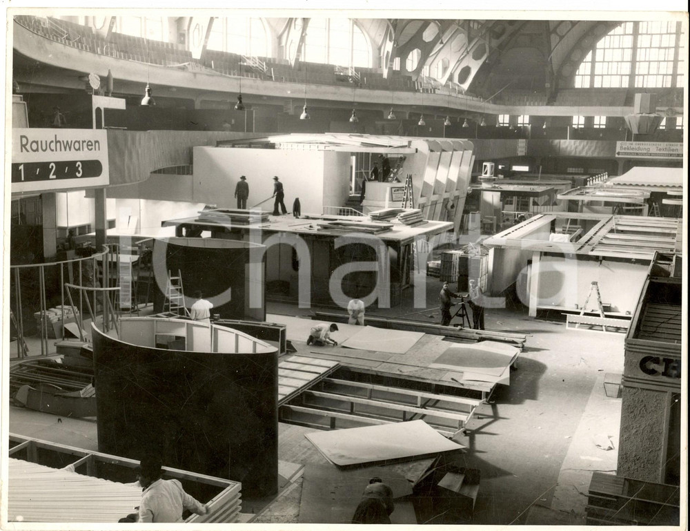 Fotografia d epoca originale 1952 FRANCOFORTE Frankfurter FrÃ¼hjahrsmesse  Montaggio degli stand Foto 24x18 1