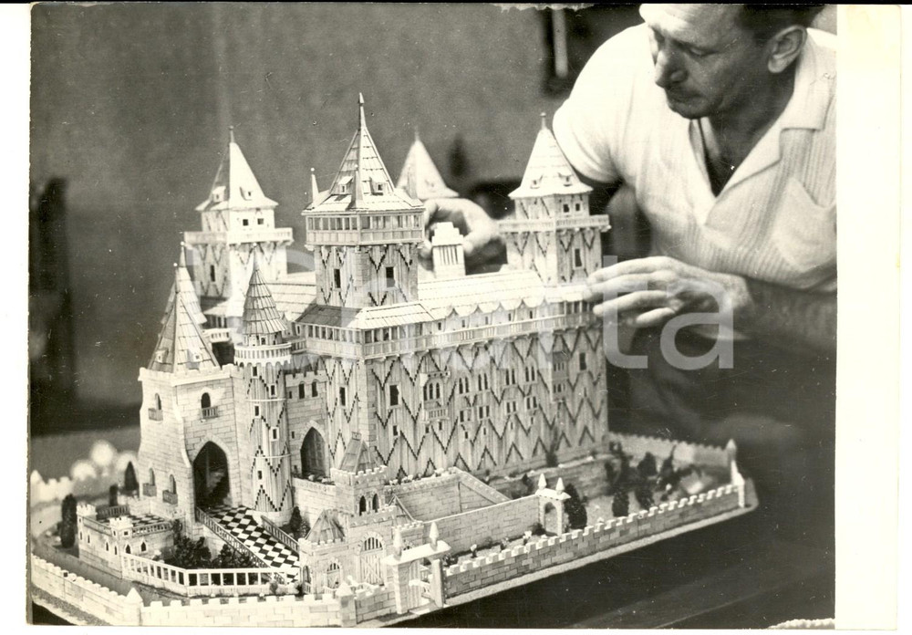 Fotografia d epoca originale 1959 UNGHERIA Lajos KUGLER realizza castello di fiammiferi  Foto 18x13 1