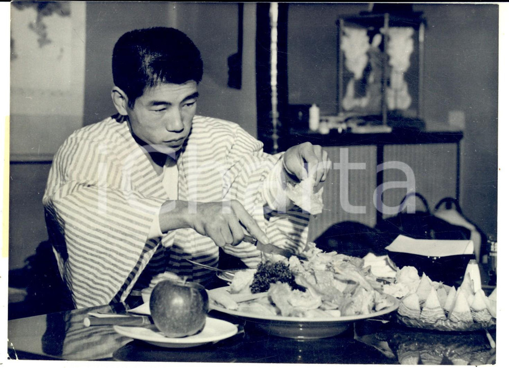 Fotografia d epoca originale 1959 JAPAN Il pugile Sadao YAOITA si prepara con un pasto abbondante FOTO 18x13 1