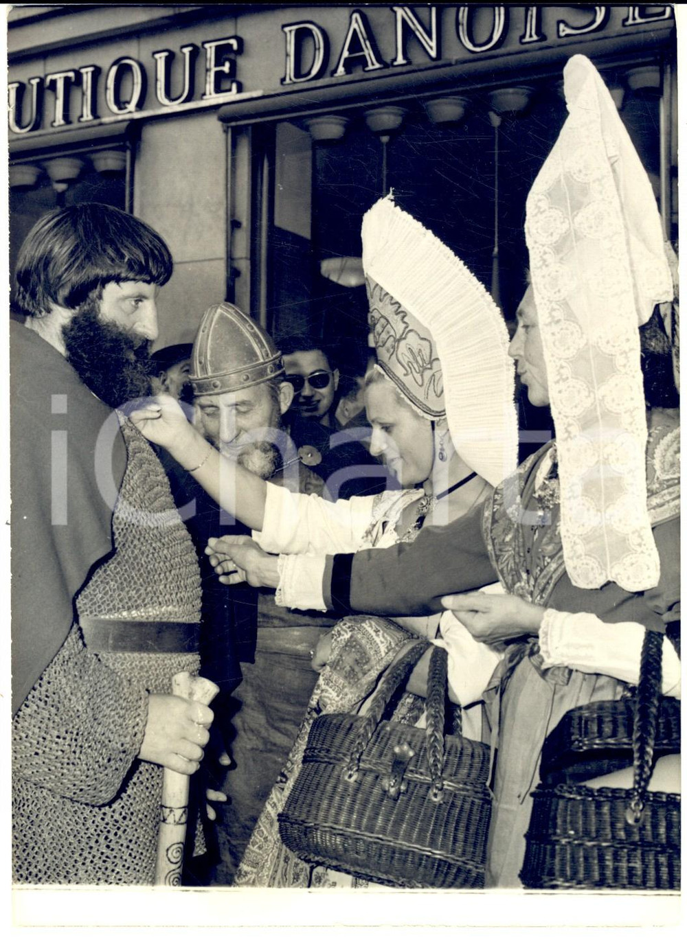 Fotografia d epoca originale 1959 PARIS Exposition Les Vikings et leurs ancetres  Normandes admirées PHOTO 1