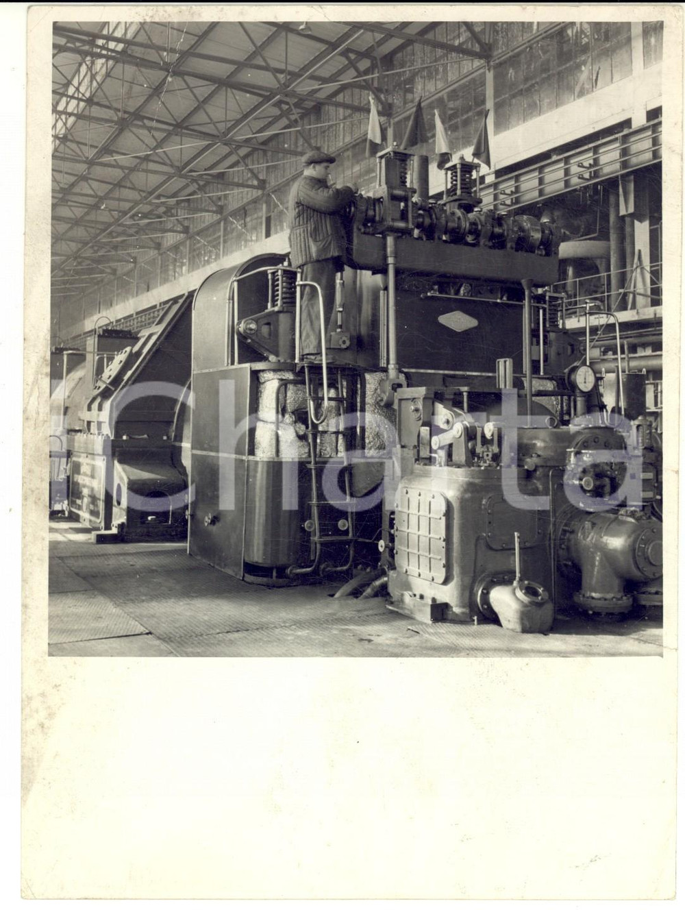 Fotografia d epoca originale 1950 ca VARSAVIA Industria  Tecnico Boreslaw OSOWSKI al lavoro su turbina FOTO 1