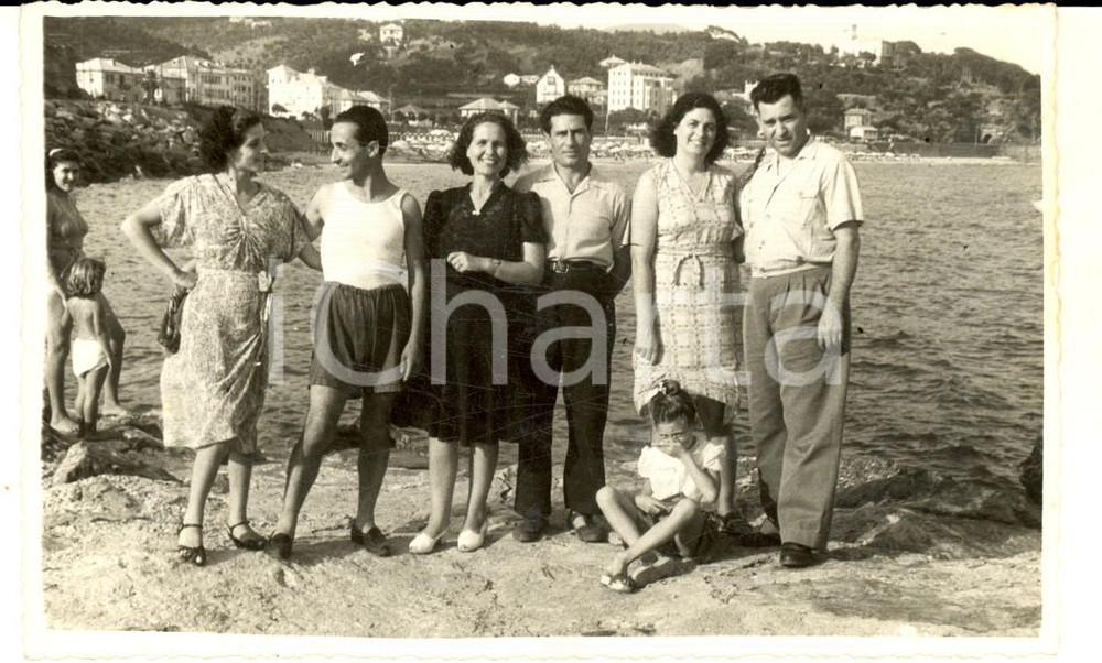 Fotografia d epoca originale 1948 SUD ITALIA Ritratto di famiglia sugli scogli Foto cartolina VINTAGE 1