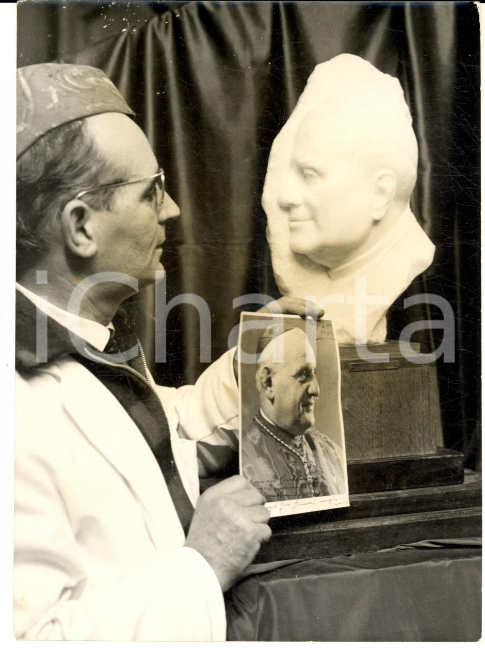 Fotografia d epoca originale 1959 ROMA Aldo BARTELLETTYDAILLION con il suo busto di Giovanni XXIII  Foto 1