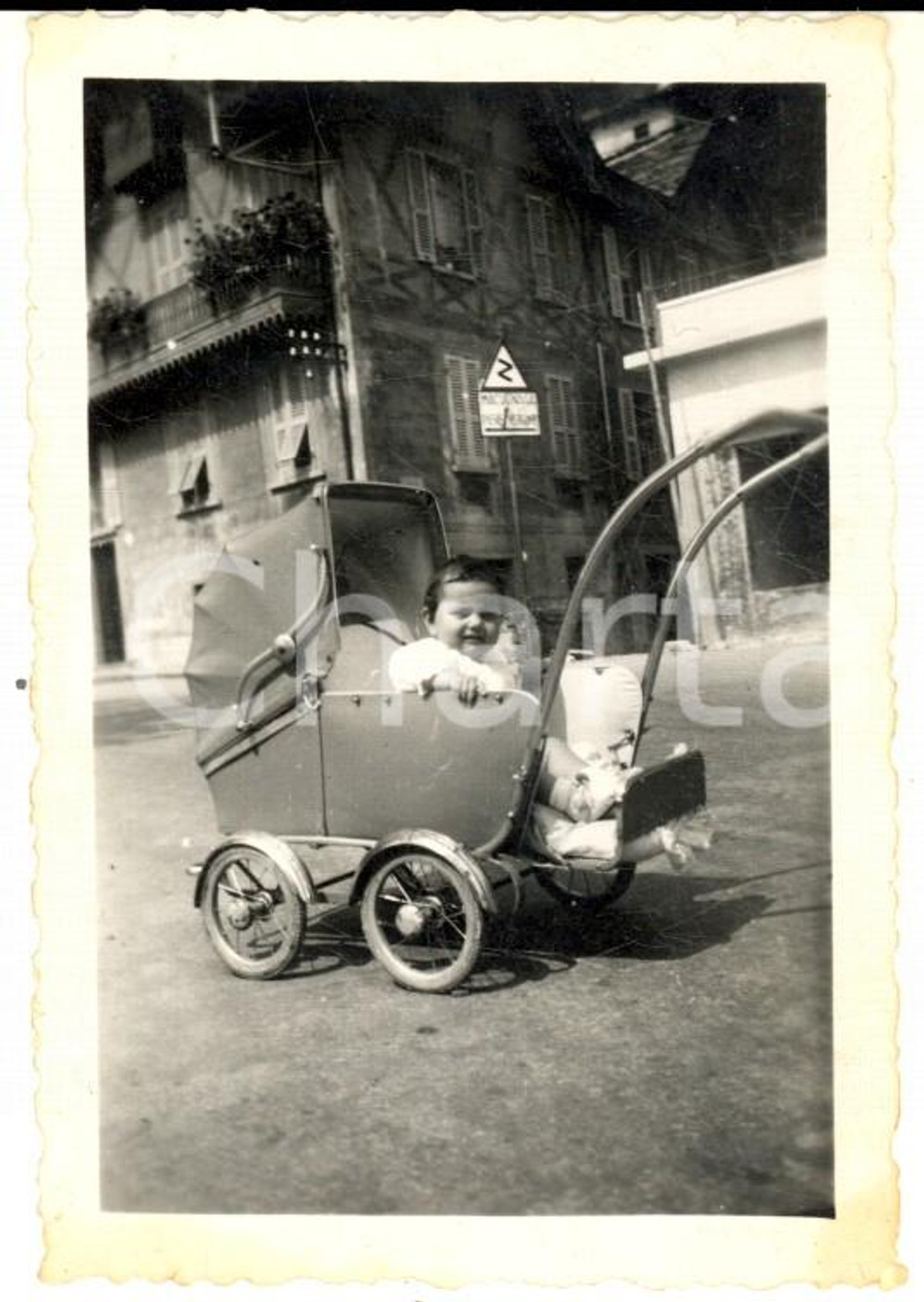 Fotografia d epoca originale 1950 ca MACUGNAGA Ritratto di bambina nel passeggino  Foto VINTAGE 6x9 cm 1
