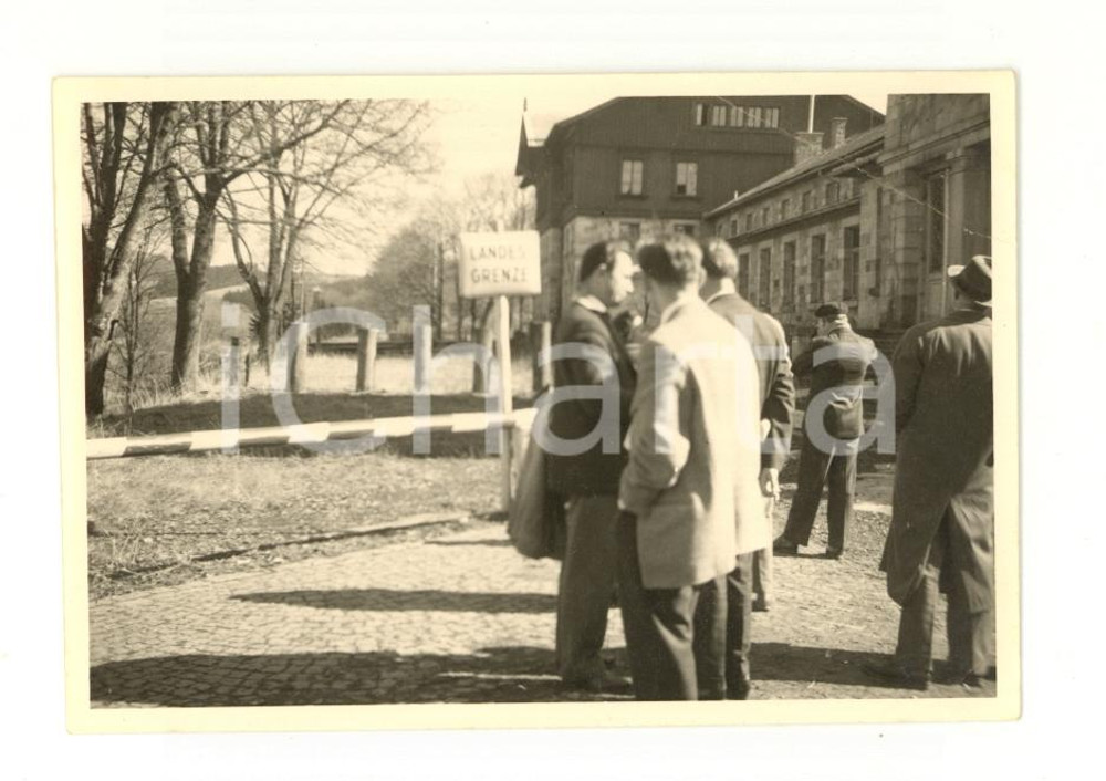Fotografia d epoca originale 1959 REPUBBLICA CECA Visitatori al confine con la Germania Foto VINTAGE 10x7 cm 1