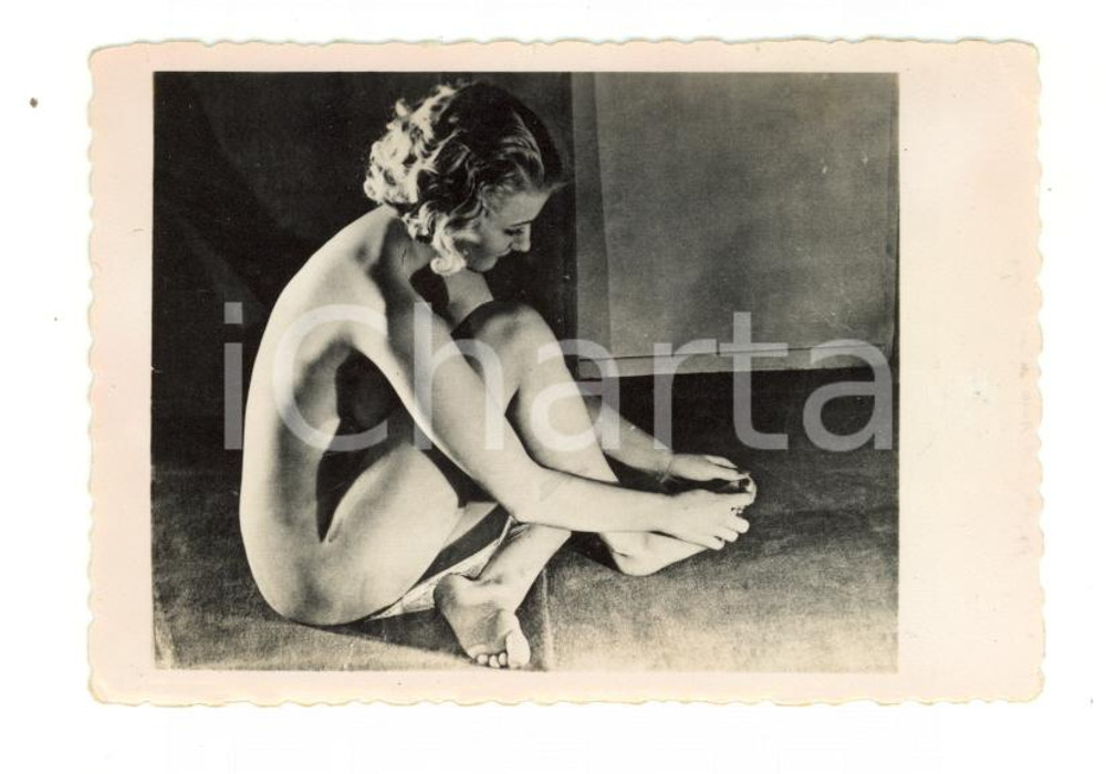 Fotografia d epoca originale 1940 ca GERMANY EROTICA VINTAGE Donna nuda sul pavimento  Foto 9x6 cm 1