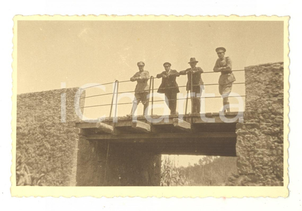 Fotografia d epoca originale 1950 ca PORTUGAL Ufficiali e borghesi affacciati a un ponte  Foto 13x9 cm 1